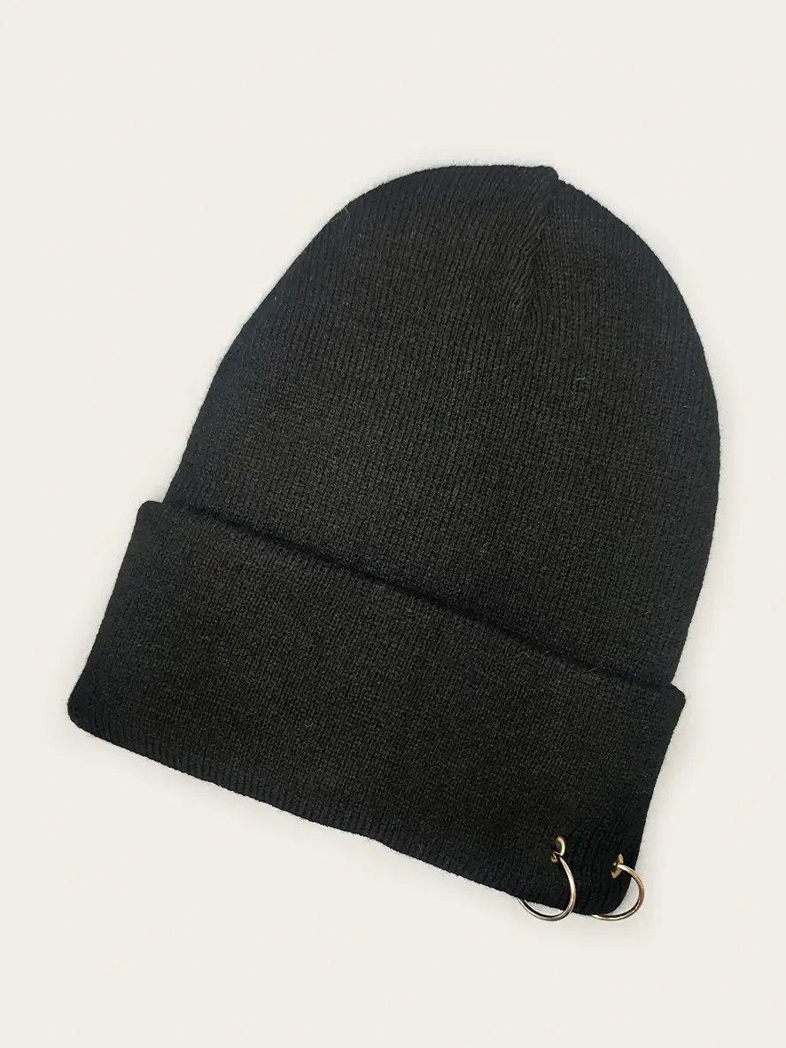 کلاه بافتنی مشکی بغل پیرسینگ دار رنگ کالباسی موجود کدB8603